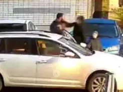 Видео кулачного боя водителя и пешехода в Краснодаре попало к СК 