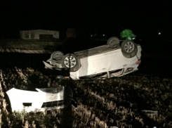  Пьяный водитель с двумя женщинами опрокинул свою машину в Щербиновском районе 