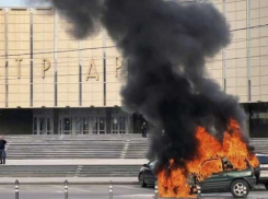Около здания театра имени Горького драматично сгорела иномарка