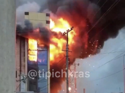В Краснодарском крае загорелся ТЦ: видео