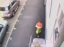 Сотрудники полиции Краснодара нашли женщину, бросившую у подъезда младенца 