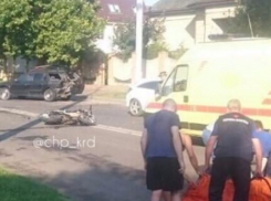 В Краснодаре после столкновения с попутным автомобилем умер мотоциклист