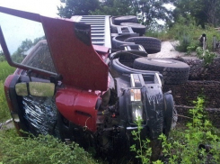 В Туапсинском районе перевернулась фура