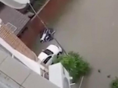 «Все плывет и парни плывут»: краснодарцы устроили заплыв по затопленным улицам города