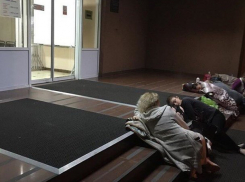  Абитуриенты заночевали на ступеньках одного из краснодарских вузов 