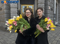 Женщин в центре Краснодара одарили предпраздничными тюльпанами