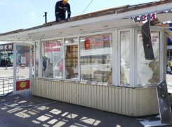 В районе Вишняковского рынка в Краснодаре снесли незаконный ларек 