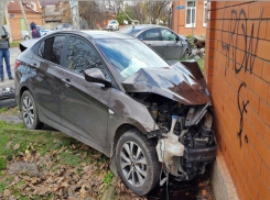 В Краснодаре женщина-водитель на Hyundai протаранила забор 