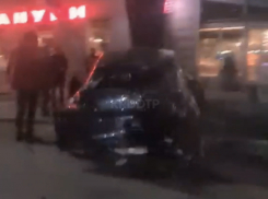 В Краснодаре Opel на скорости 200 км/ч протаранил два дерева на улице Красной