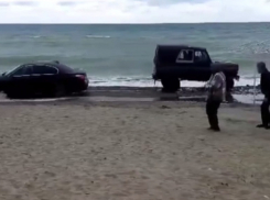 На пляже в Краснодарском крае туристы чуть не утопили иномарку