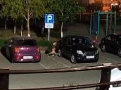 В Краснодаре инвалиду-колясочнику порезали ножом колесо машины из-за спора о парковке