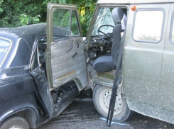 В Сочи в лобовую столкнулись «Волга» и УАЗ 