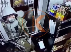 Мужчине с оружием продавец помешала ограбить киоск DIM Coffee в Краснодаре 