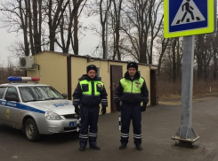 На Кубани сотрудники ДПС спасли беременную от родов в пробке