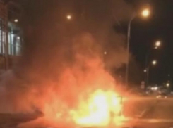 В Краснодаре водитель успел выскочить из горящей легковушки