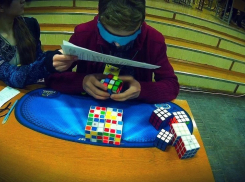 17-летний краснодарец в эфире канала Россия-1 соберет кубик Рубика под водой без воздуха