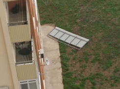  Ветер в Анапе сорвал обшивку с балкона и согнул беседку 
