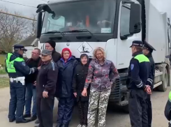 «Мусоровоз давил активистов»: депутат Госдумы направил запрос главе СК из-за инцидента в станице Полтавской Краснодарского края