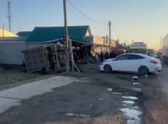 Грузовик снес три авто и протаранил кафе под Краснодаром