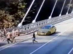 Появилась видеозапись, как в Сочи золотой «Мерседес» сбивает женщину, гнавшуюся за эффектным селфи