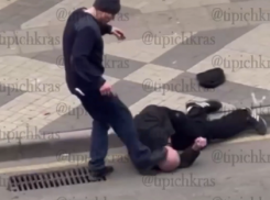 В Краснодаре мужчина жестоко избил человека ногами по голове