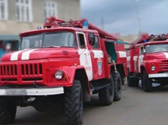 Пожарные несколько часов боролись с огнем, который вспыхнул в гаражах в Крымске 