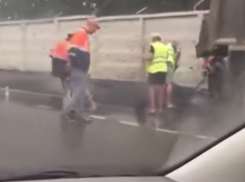 «А потом все рассыпается!» - краснодарцы сняли на видео ремонт дорог в дождь