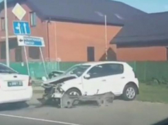 На Кубани автоледи на иномарке врезалась в автомобиль ДПС
