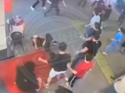 Толпа мужчин устроила драку с охраной бара в Сочи