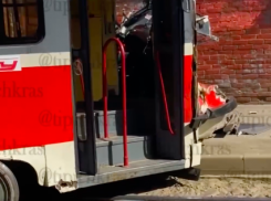 В центре Краснодара врезались трамвай и фура