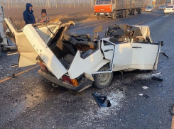 Фура с мандаринами раздавила «девятку» с водителем по дороге в Краснодар