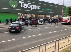 Есть пострадавшие: в Краснодаре водитель иномарки протаранил припаркованные автомобили