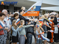 Напольные шахматы, сборка автомата и настольные игры: в Краснодаре 22 августа отметят День флага России 