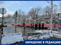 Краснодарцы из дома № 118 на Московской возмущены тем, что водители используют их двор в качестве сквозного проезда