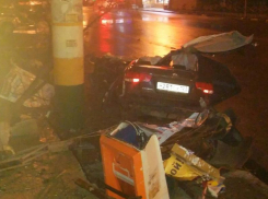 «Машину разрезали, крики и стоны»: ночью в Новороссийске иномарка «влетела» в остановку