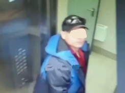 Мужчина справил нужду в лифте многоэтажки и попал на видео в Краснодаре