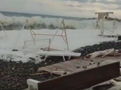  Ночной шторм в Сочи разрушил пляж 