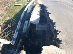 Огромная дыра нарушила движение транспорта по мосту в Краснодарском крае