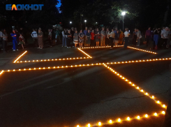 В сквере Казачьей Славы краснодарцы выложили из сотен свечей символ годовщины начала ВОВ