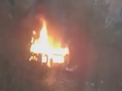 Очевидцы сняли на видео выбежавшего в одних трусах из горящего дома сочинца