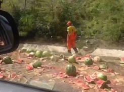 В Туапсинском районе перевернулся КамАЗ с арбузами 