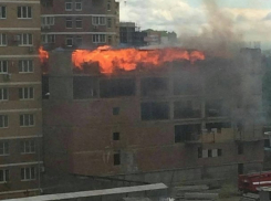 В Краснодаре на Гидрострое вспыхнул строящийся паркинг 