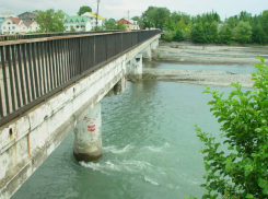Пьяную женщину сняли с моста в Сочи