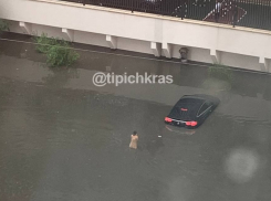 В Краснодаре во время ливня утонул «Мерседес»