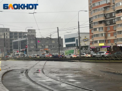 Московскую в Краснодаре снова закрыли для трамваев из-за провала грунта