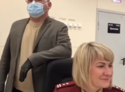  Сотрудница Роспотребнадзора без маски возмутила прилетевших в Анапу женщин 