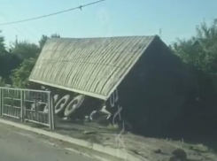 На забор и частный дом в Северском районе завалилась фура