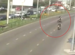 В Краснодаре попало на видео столкновение двух мотоциклистов