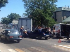  Водителя зажало после столкновения с грузовиком в Новороссийске 