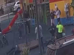 Детская карусель едва не покалечила ребенка в Краснодаре